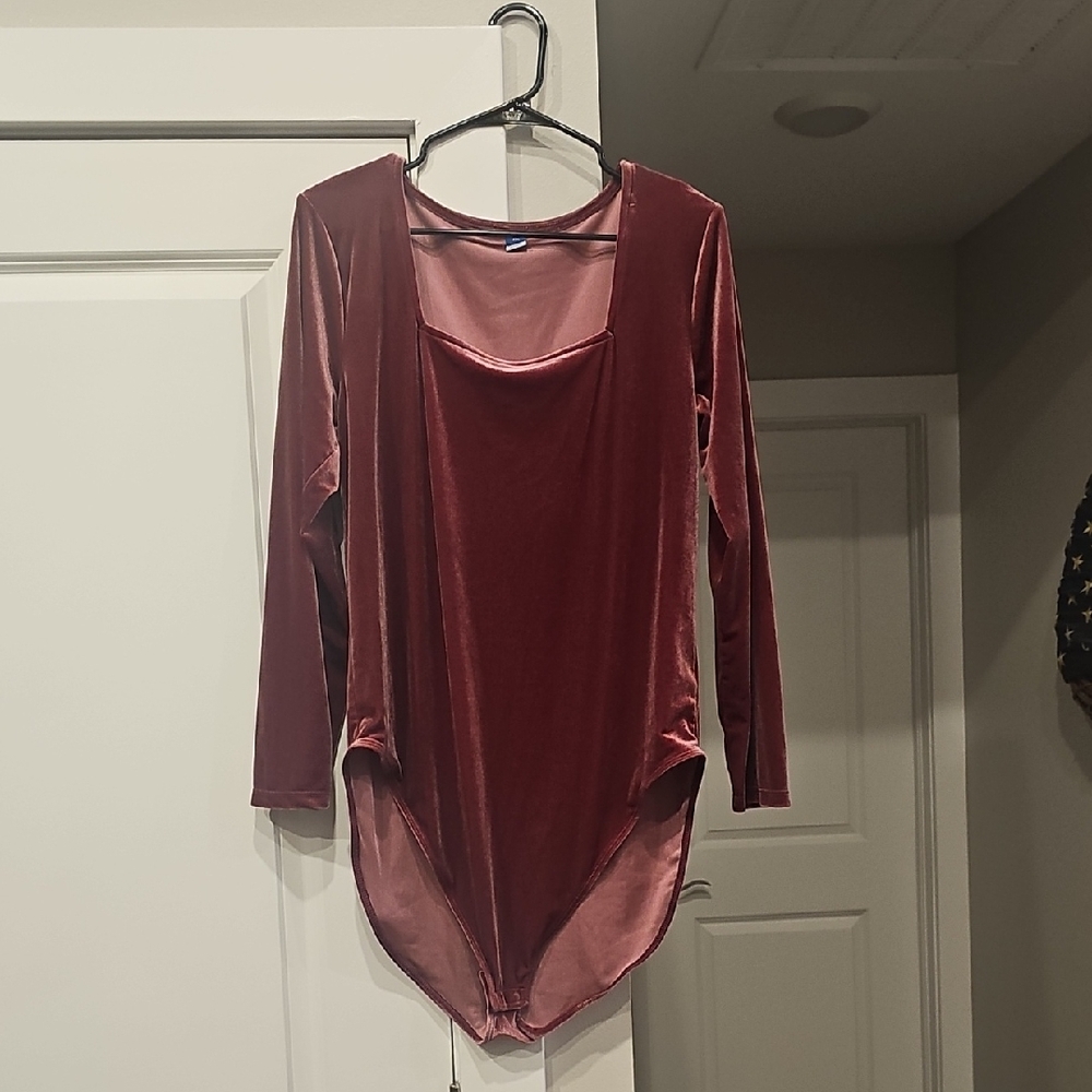 Old Navy Velvet Long Sleeve Bodysuit in Mauve